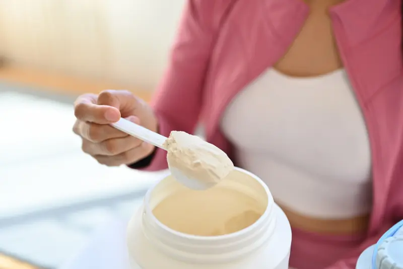 Femme qui prépare un shake avec de la protéine en poudre