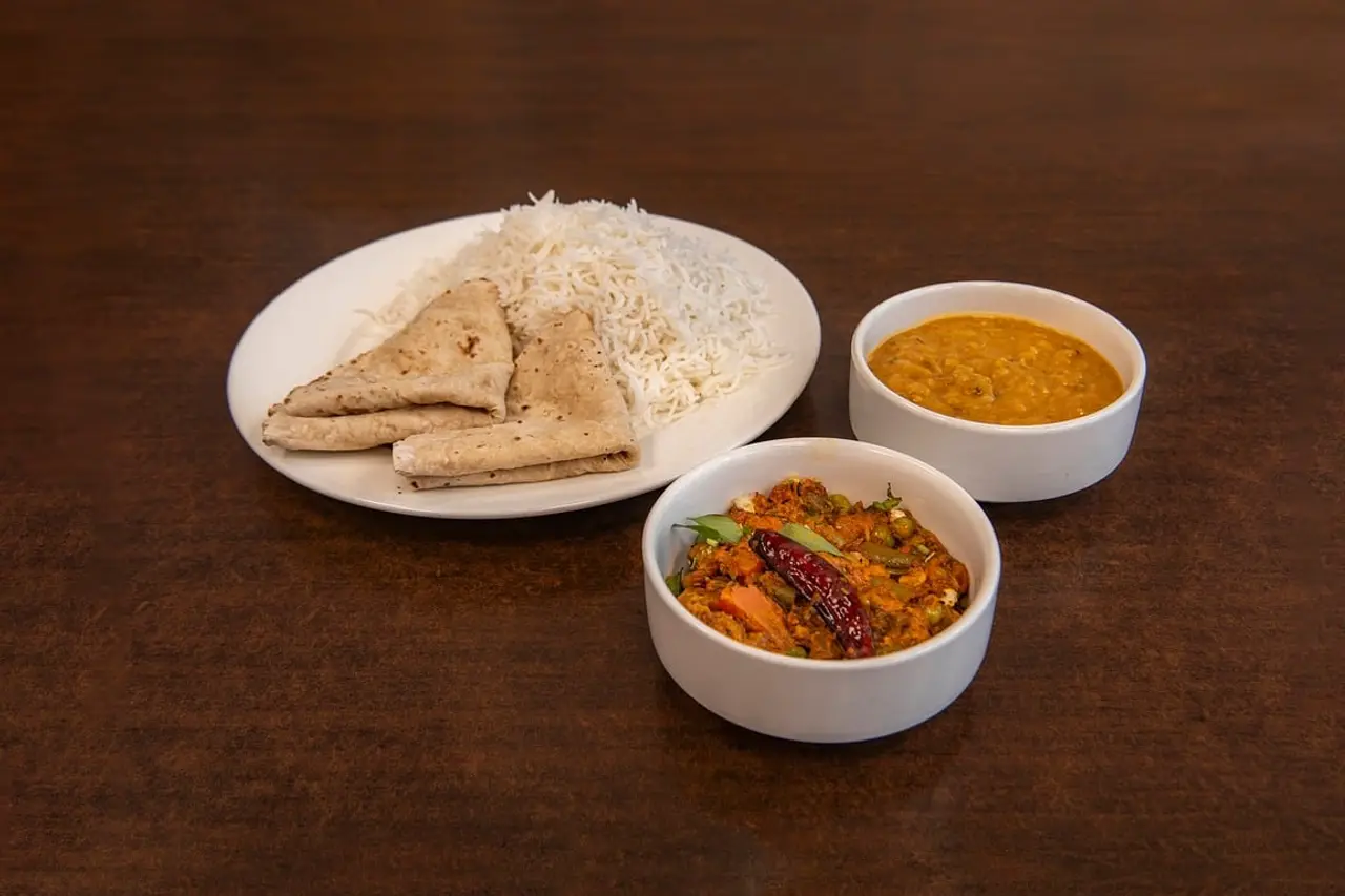 Dahl de lentilles servi avec du riz et des chapatis